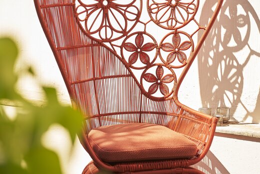 Vordere Ansicht des Crinoline Stuhls von BB Italia